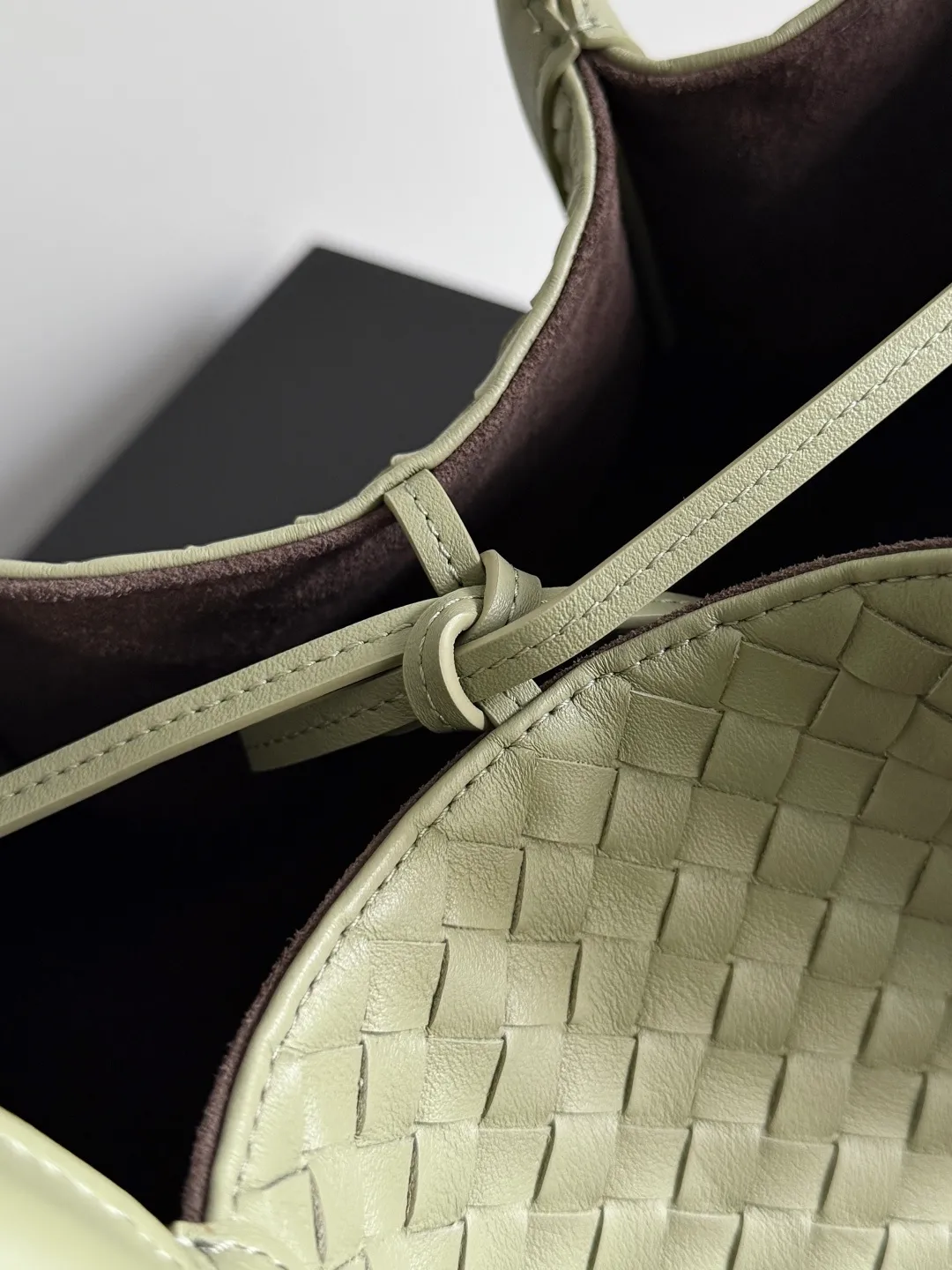 Batch 2660 Bottega Veneta 2025 new product PINACOTECA bag, iconic weaving process, skillfully crafted with 10mm Intrecciato process and equipped with suede lining. Four small strips of leather add character to the design and make the bag more stable. Relaxed yet sophisticated, casual yet refined, suede lining and double-sided design, suitable for shoulder and hand carry. The four straps can be adjusted into different shapes. One pack can be switched between two uses, easily integrating into your daily rhythm. Style number: 817166 Size: 43*23*17.5cm